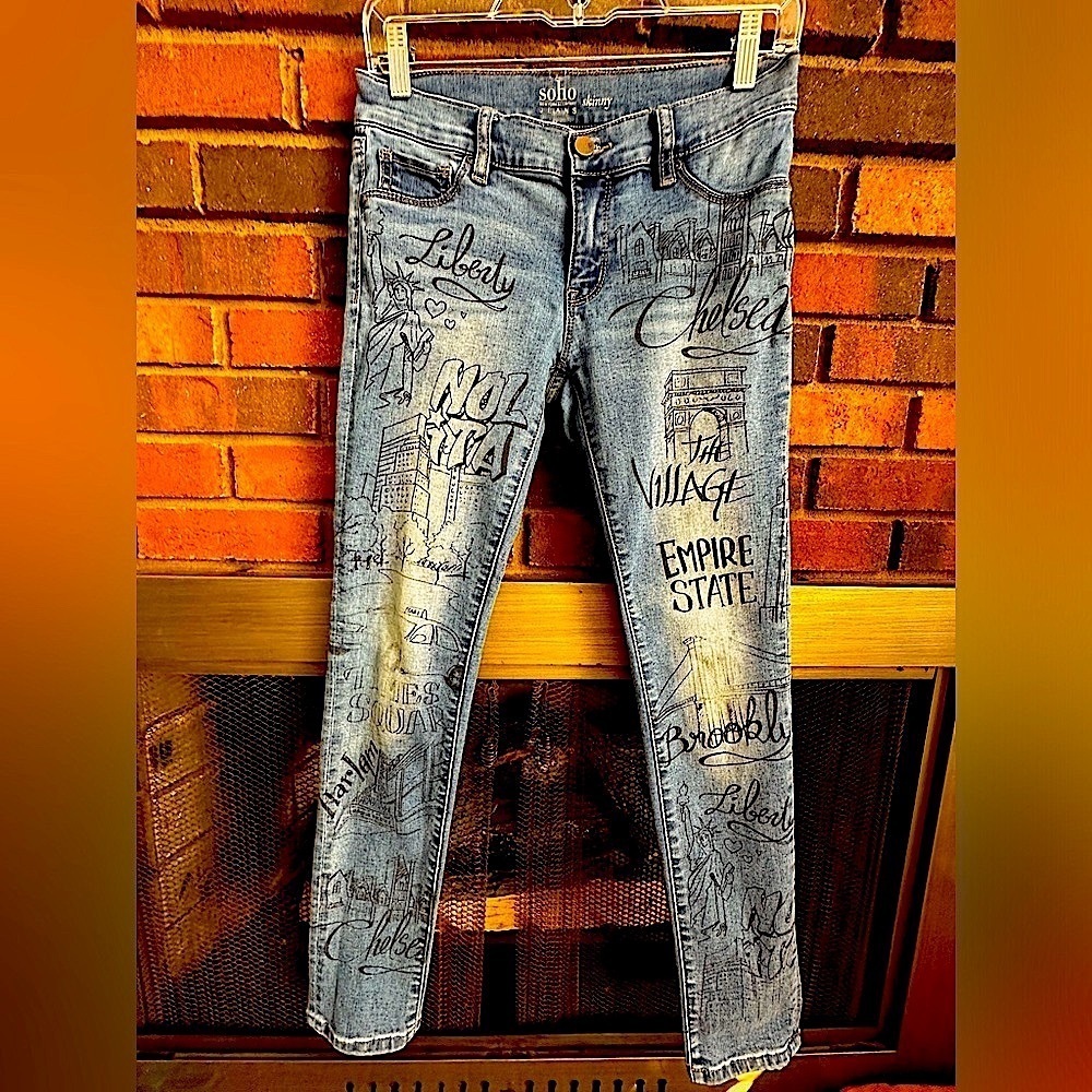 🛍️SoHo New York Graffiti Jeans Size 0 (photo #2 is true color)